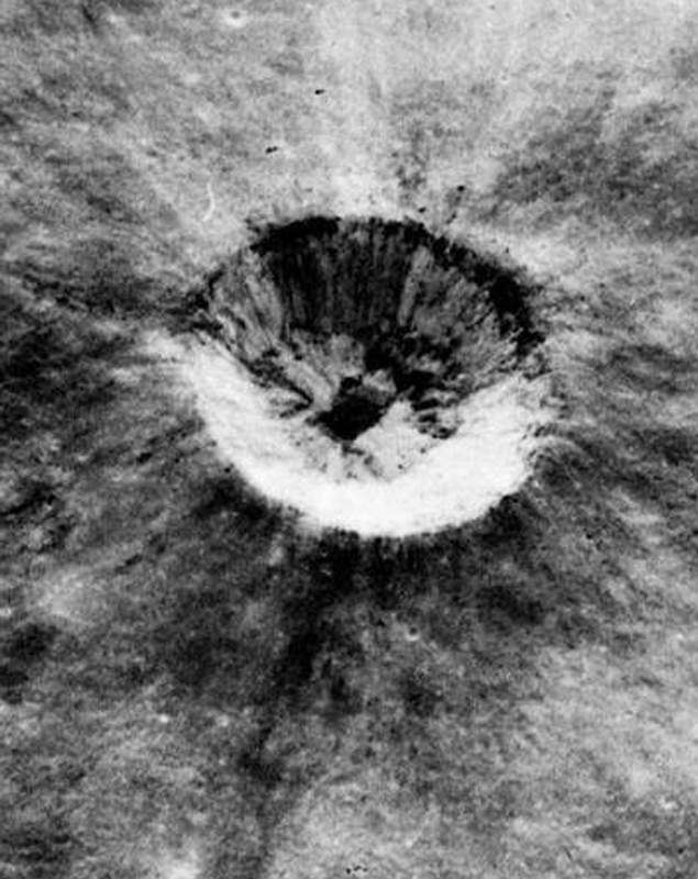 Экипаж «Аполлона-10» сфотографировал на Луне «шахту пришельцев» Original
