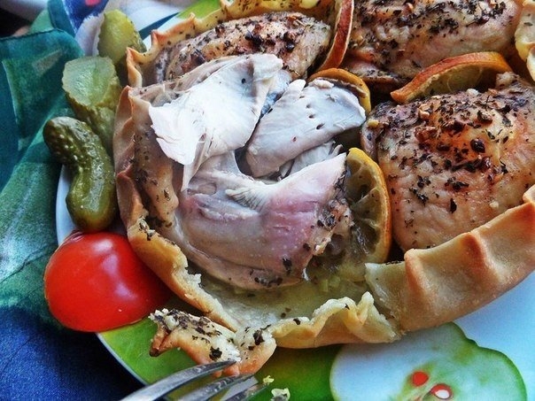 Фото к рецепту: Курица, запечённая в съедобной тарелке Фото к рецепту: Курица, запечённая в съедобной тарелке