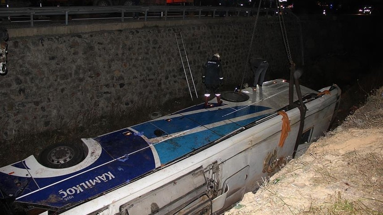 Пассажирский автобус перевернулся в Турции, есть жертвы