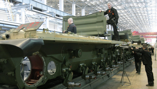 Рабочие Уралвагонзавода осуществляют сборку танков в производственном цехе. Архивное фото.