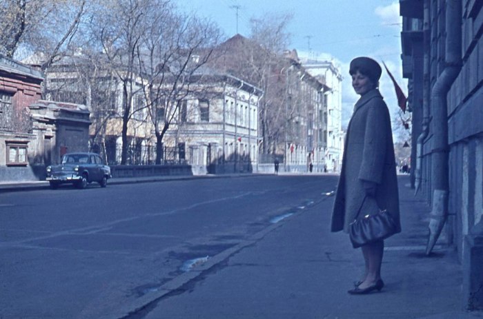 Девушка на улице Щепкина в центре Москвы в 1968 году. Девушка на улице Щепкина в центре Москвы в 1968 году.