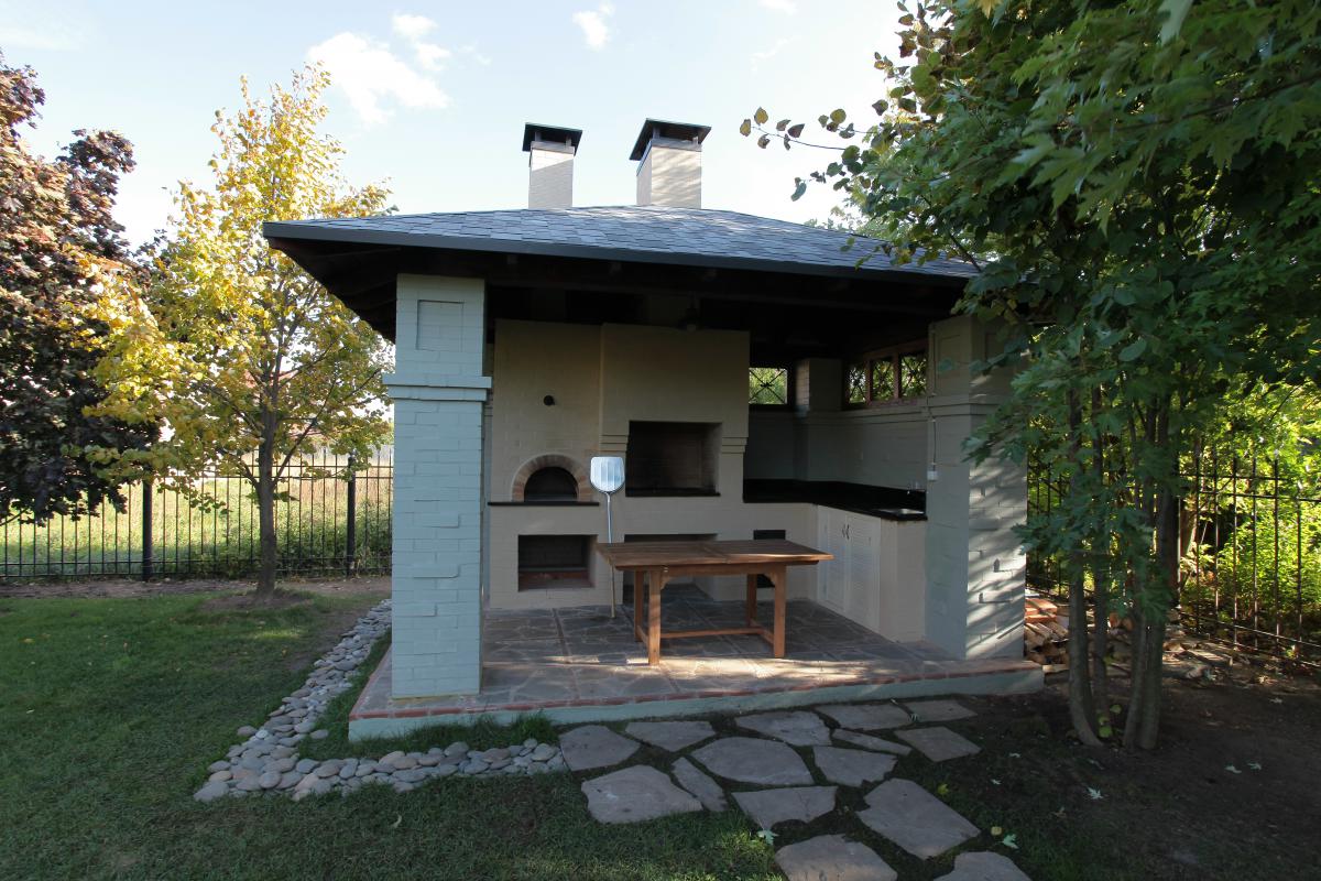 Летняя кухня в саду, мангал и печь