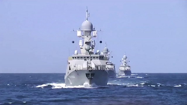 Корабли Каспийской флотилии произвели 26 пусков крылатых ракет морского базирования по позициям боевиков «Исламского государства» в Сирии. (Стоп-кадры с видео…
