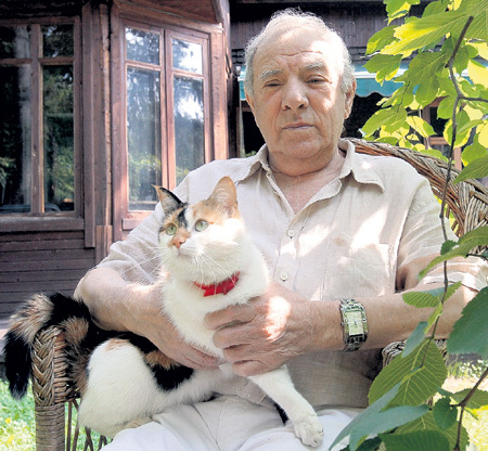 Пётр Ефимович обожал кошку Сильву, и она отвечала ему взаимностью