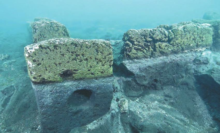 Самабах, Гватемала 
Древний город майя покоится на глубине 35 метров, в водах озера Атитлан. Обнаружен он был лишь в 1996 году дайвером Роберто Самайоа. Ученые предполагает, что город ушел на дно около 2000 лет назад в результате вулканической деятельности. Алтари, курильницы и другие артефакты говорят о том, что случилось это внезапно.