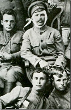 Вверху – Фурманов и Чапаев, внизу — Пётр Исаев (слева) и Семён Садчиков