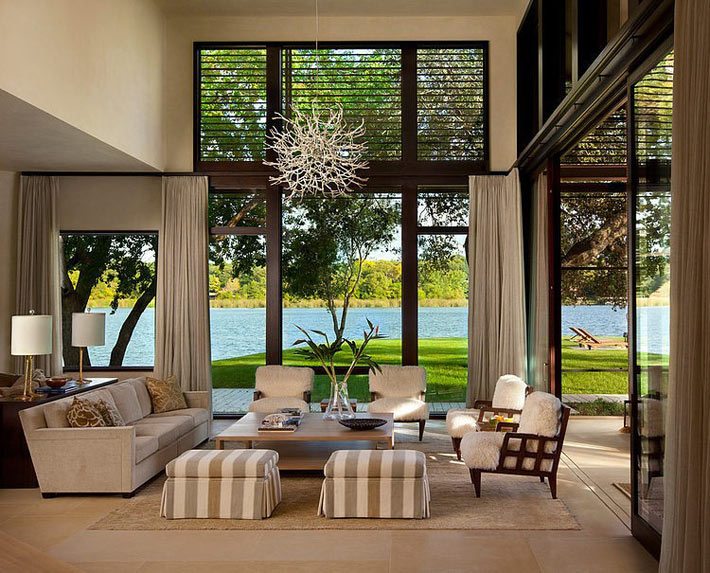 красивый интерьер гостиной комнаты с видом на озеро Остин