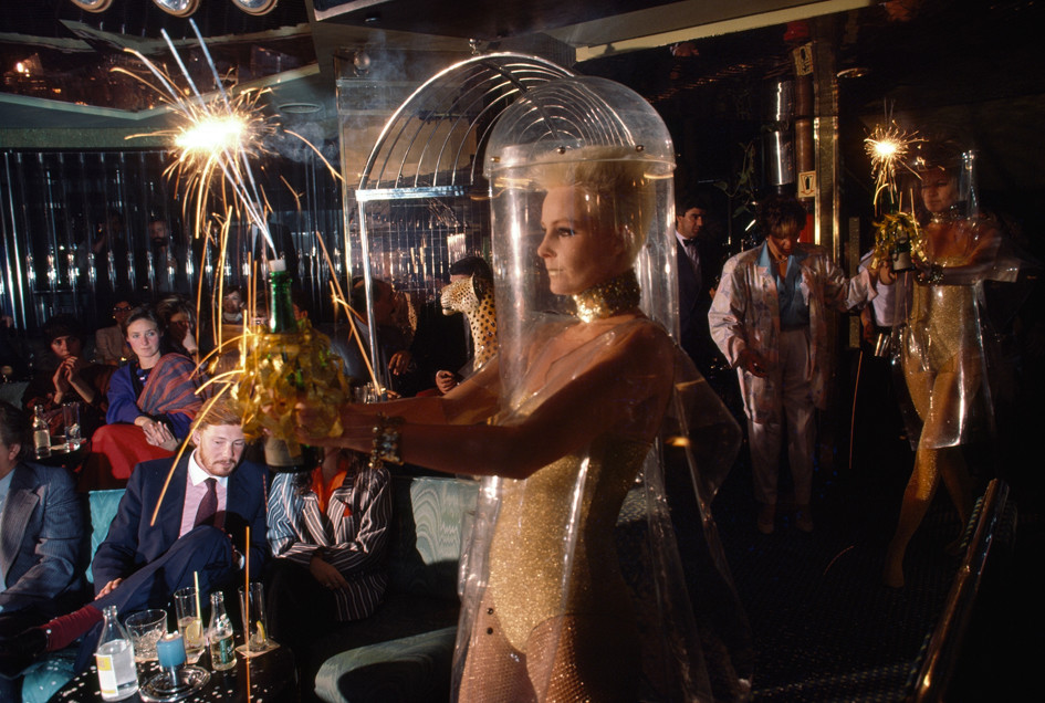 1985 A nightspot puts on an eccentric fashion show in Madrid.jpg