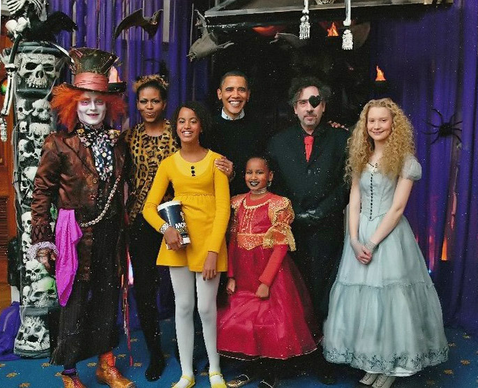 Джонни Депп, Тим Бертон и семья Б. Обамы, 2009 год.jpg