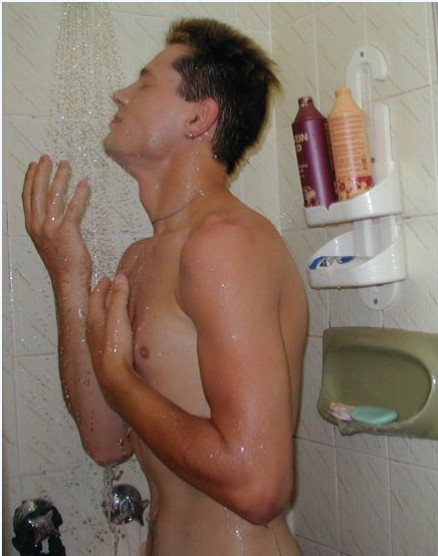 парни моются, голые парни, в душе, в бане