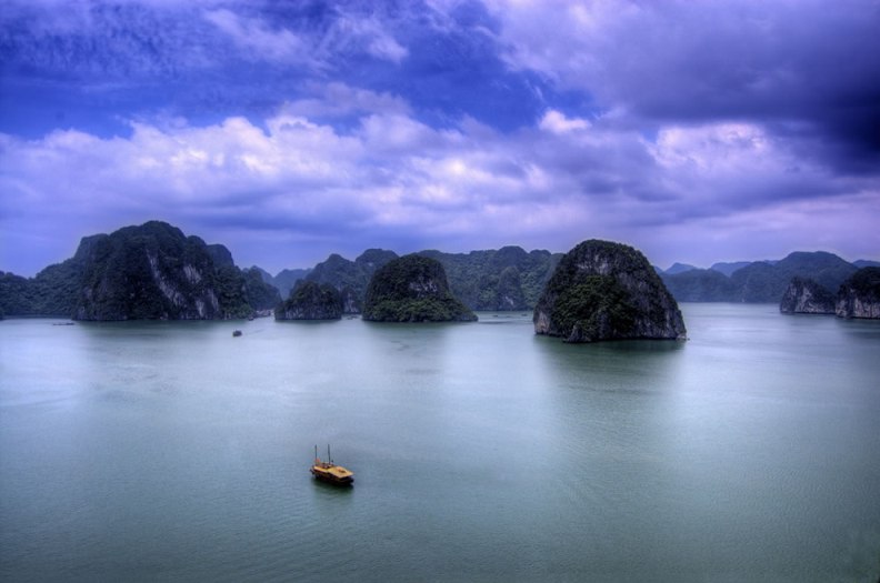    ().  / Ha Long Bay. Photo