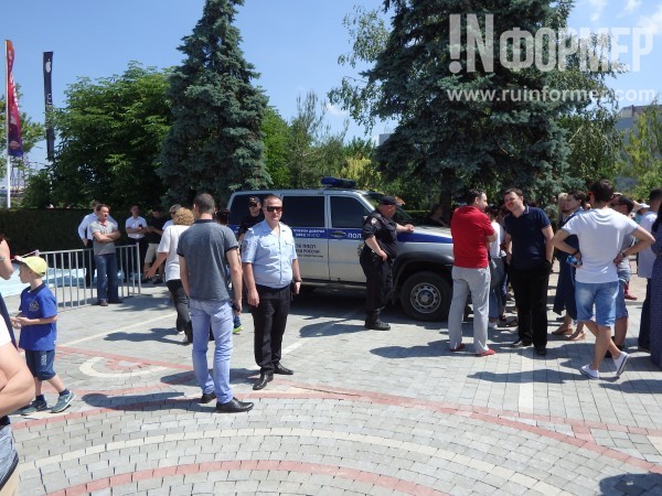Митинг возле торгового центра «Муссон»