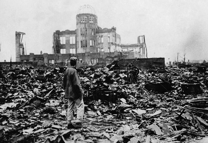 Хиросима — 64 года спустя 28. Человек смотрит на руины, оставшиеся после взрыва атомной бомбы в Хиросиме. (AP Photo)
