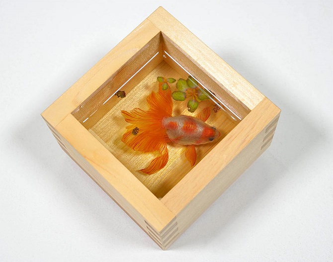 Рисунки золотых рыбок между слоями смолы Riusuke Fukahori