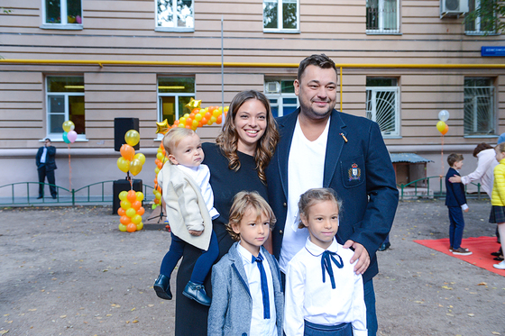 Сергей Жуков с женой Региной и детьми: с сыновьями Энджелом и Мироном и дочерью Никой