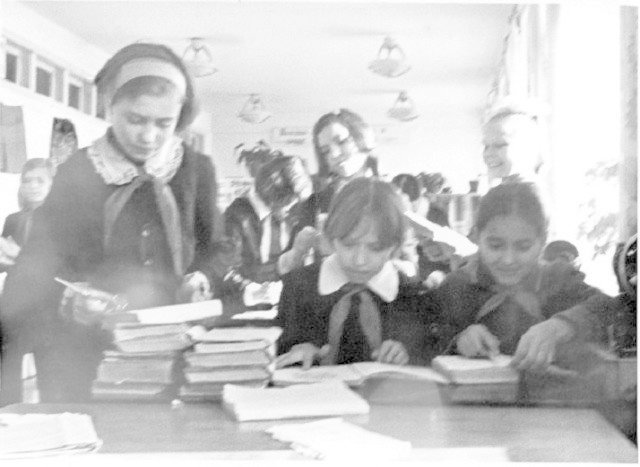 Основным, да и, практически, единственным источником информации были книги. Книги читали, по книгам учились.. Обратил внимание на осветительные плафоны на потолке. В школе, где я учился, были такие же. Основным, да и, практически, единственным источником информации были книги. Книги читали, по книгам учились.. Обратил внимание на осветительные плафоны на потолке. В школе, где я учился, были такие же. СССР, история, школа