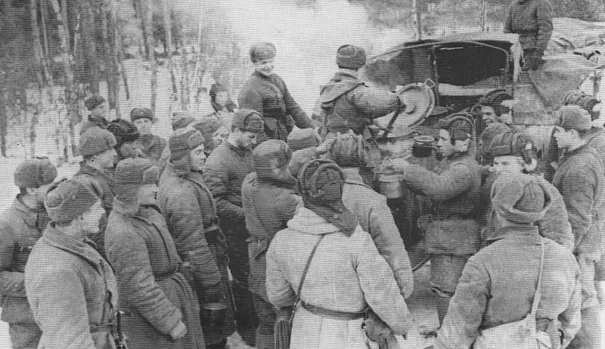 «Да нечего мне рассказывать, поваром я служил…»