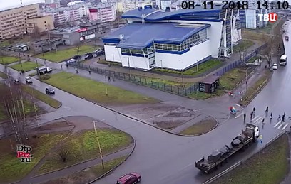 Наезд грузовика на пешеходов в Петрозаводске попал на видео Наезд грузовика на пешеходов в Петрозаводске попал на видео