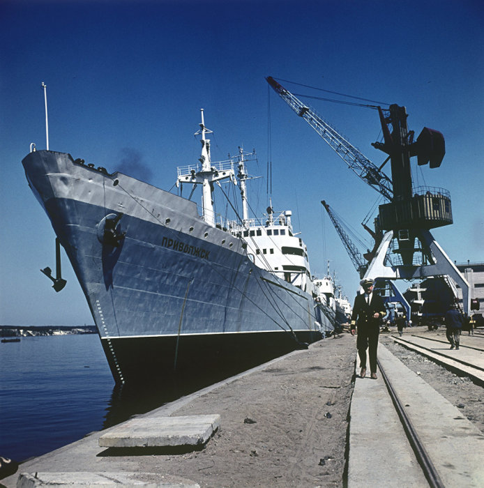 Капитан корабля «Приволжск» в торговом порту. Литва, Клайпеды, 1966 год. Капитан корабля «Приволжск» в торговом порту. Литва, Клайпеды, 1966 год.