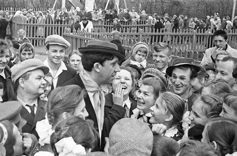 Юрий Никулин и Михаил Шуйдин во время встречи с зрителями Юрий Никулин и Михаил Шуйдин во время встречи с зрителями звезды, знаменитости, ссср, фото, фотографии