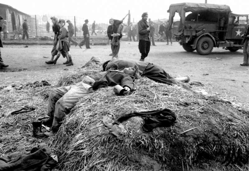 Все ужасы концлагеря Берген-Бельзен в редких архивных фотографиях Все ужасы концлагеря Берген-Бельзен в редких архивных фотографиях