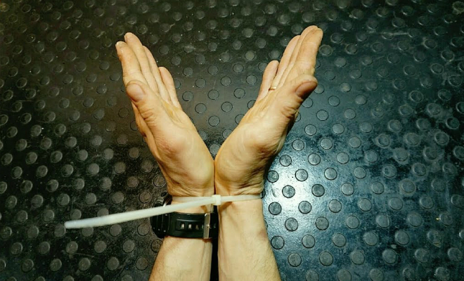 Освобождаем руки от стяжки: пластиковые наручники слетают сами