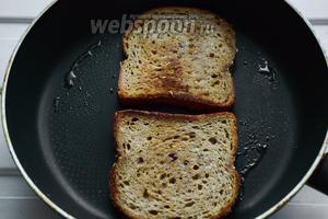 Хлеб для тостов можно поджарить в тостере, но мне больше по душе, добавив ложку подсолнечного масла, обжарить его на сковороде. Он получается таким душистым!