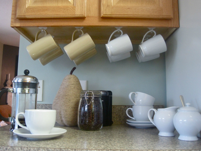 Крючки для чашек под шкафчиками. | Фото: Pinterest.