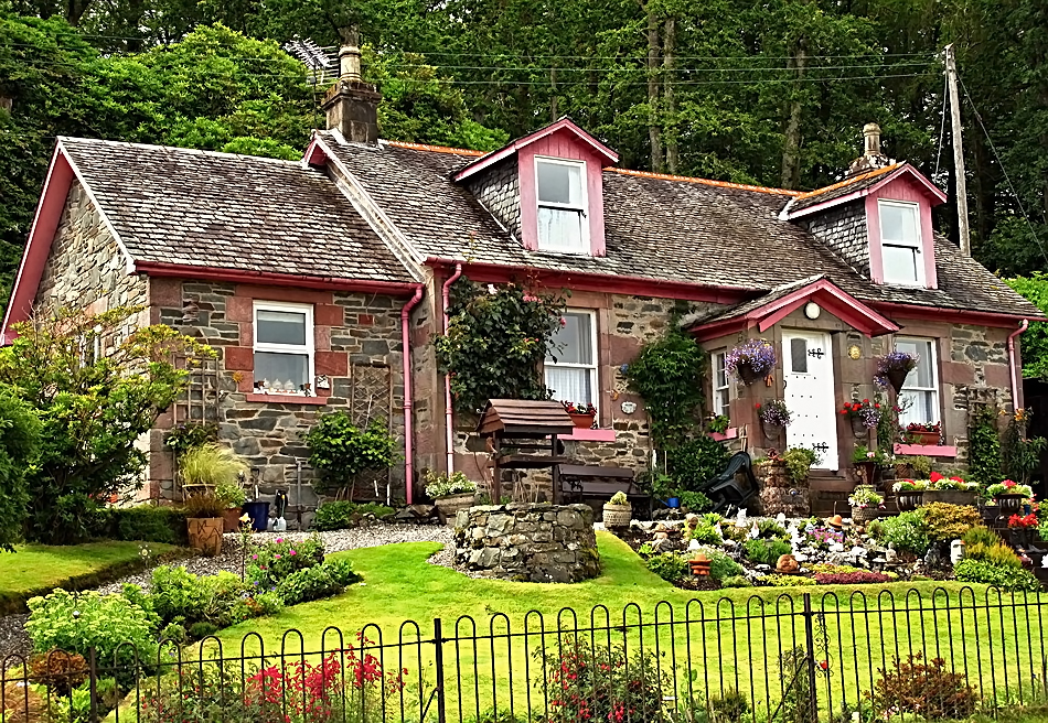 Живописная деревня на озере Лох-Ломмонд, Шотландия