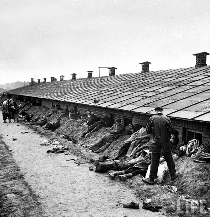 20 шокирующих фотографий из концлагеря Берген-Бельзен сразу после его освобождения 20 шокирующих фотографий из концлагеря Берген-Бельзен сразу после его освобождения