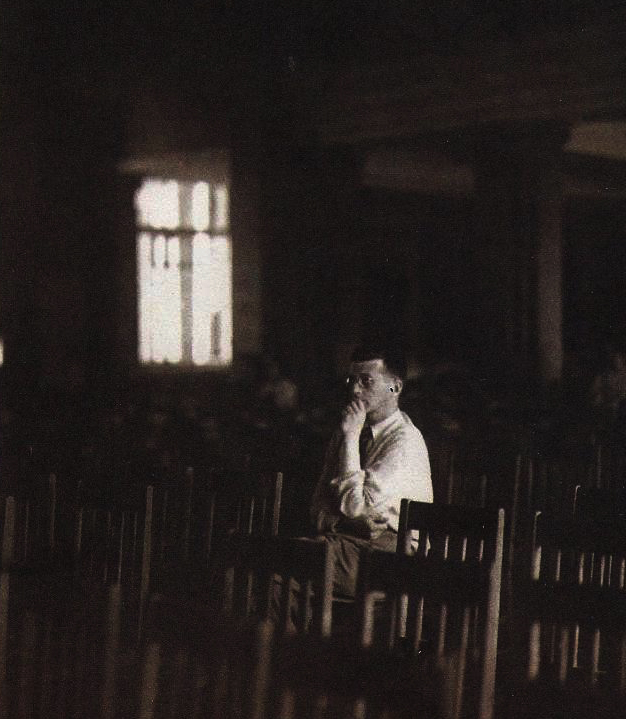 Дмитрий Шостакович в блокадном Ленинграде, 1942 год. Дмитрий Шостакович в блокадном Ленинграде, 1942 год.
