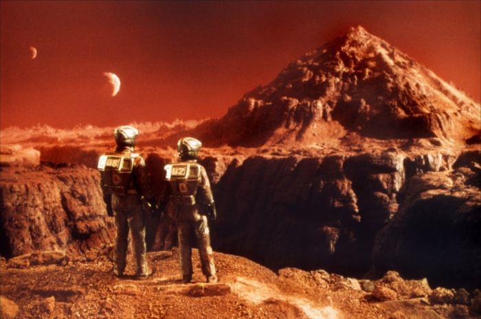 Одна голландская организация «Mars one» уже даже планирует сделать первое заселение планеты людьми к 2023 году. Даже был объявлен конкурс, что желающие могут пройти специальный восьмилетний курс подготовки.