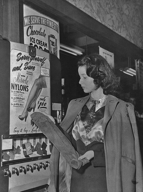 7.jpg 1950-е. Уже можно купить нейлоновые чулки.