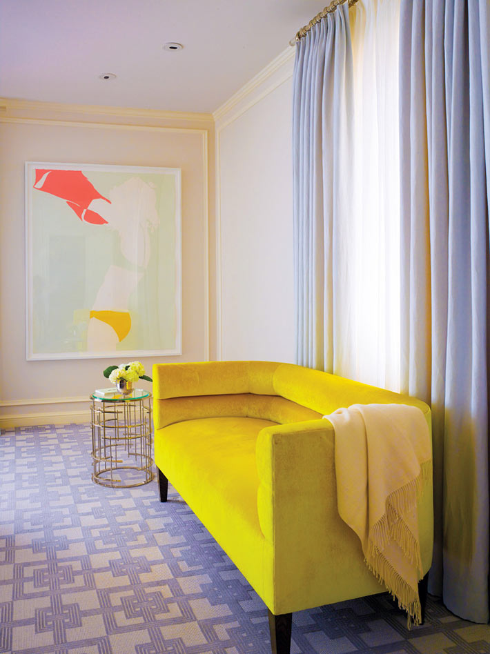 ярко-желтый диван в дизайне интерьера дома