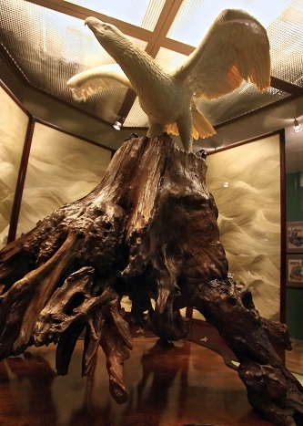 Коронационный дар японского императора российскому царю – скульптура из слоновой кости "Орел на сосне"