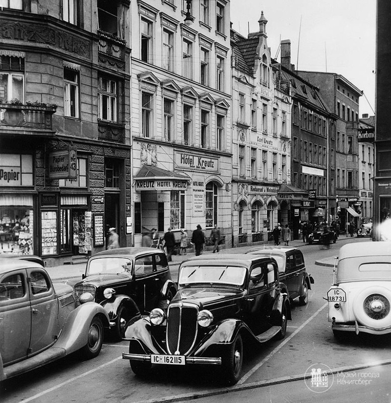 Автомобили у отеля "Кройц", около 1937: Кёнигсберг, калинград, ретро фото