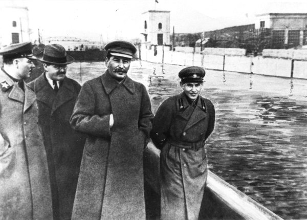 Ежов со Сталиным (справа) до опалы наркома НКВД.
