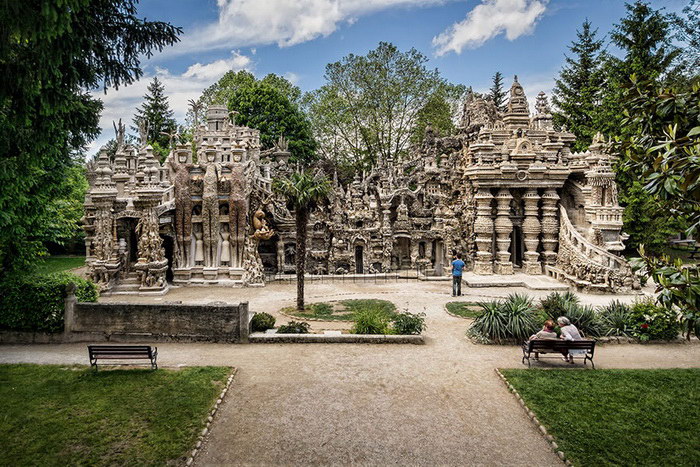 Дворец Le Palais Ideal, построенный обычным почтальоном за 33 года