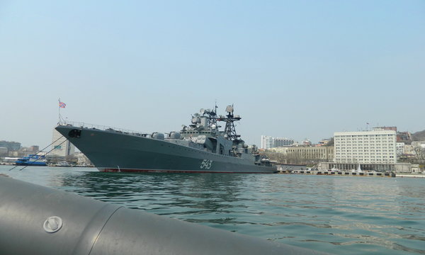 Пираты напали не на тех: Военный корабль РФ догнал пиратское судно. Кадры