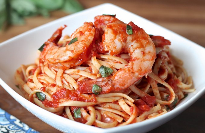 Креветки жареные с томатами