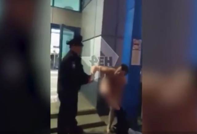 Видео: мужчина устроил голый дебош в омском аэропорту (18+)