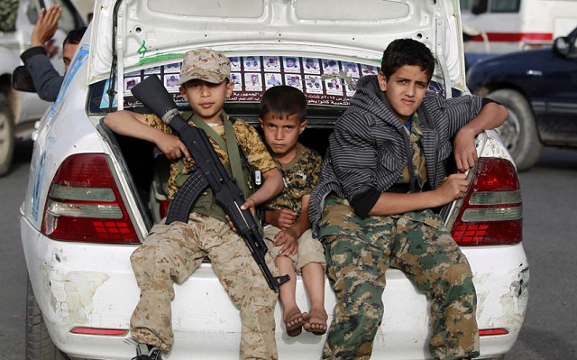 Йеменские дети во время марша сторонников движения шиитов в Сане.