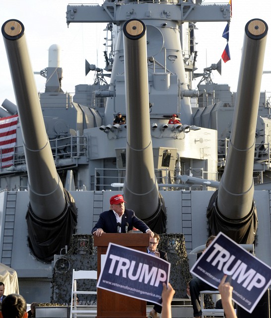 Кандидат в президенты США от Республиканской партии Дональд Трамп во время своей предвыборной кампании на борту линкора USS Iowa
