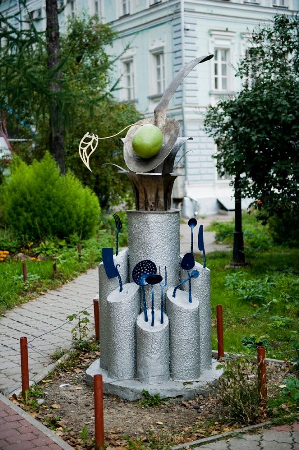 30 самых абсурдных скульптур в мире (29 фото)