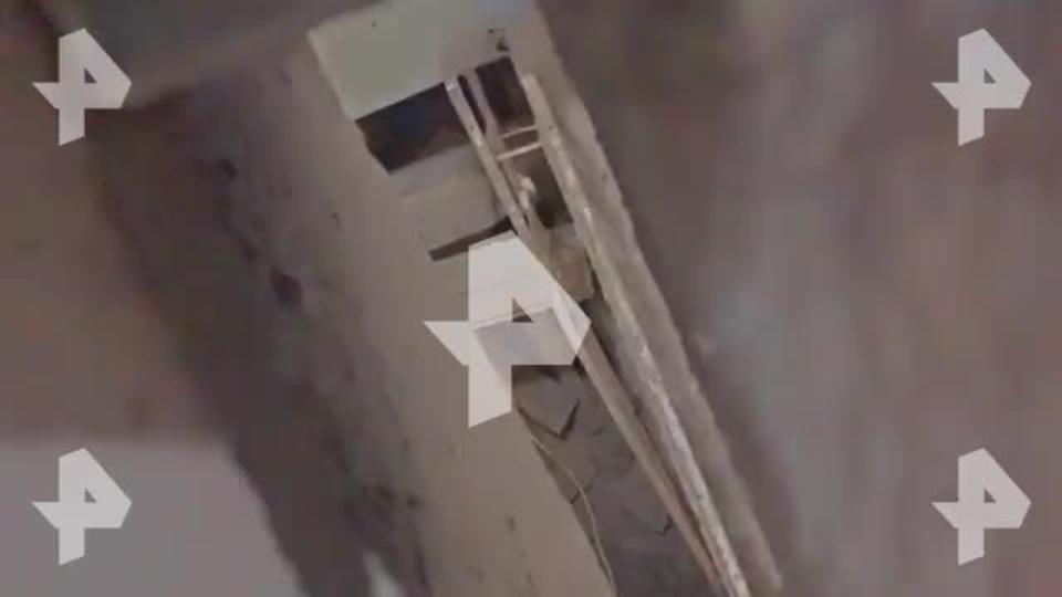 Видео: последствия обрушения лестничного пролета в жилом доме в Москве