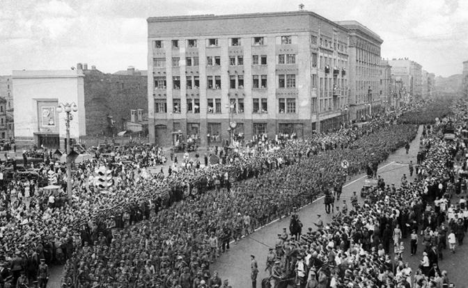 На фото: колонна пленных немцев на площади Маяковского в Москве