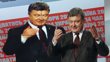 Петр Порошенко выступает в Киеве во время голосования на Украине