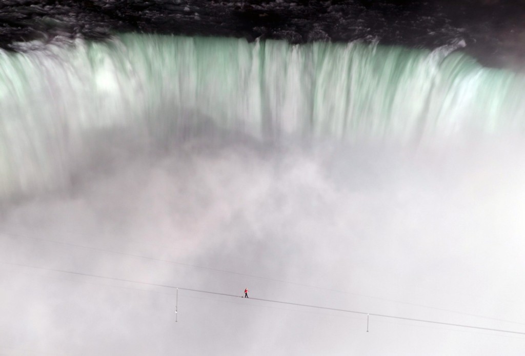 Канатоходец Ник Валленда идет по канату, натянутому над Ниагарским водопадом между США и Канадой. За последние 128 лет Ник стал первым человеком, которому удалось получить разрешение Комиссии Ниагарского водопада на подобный трюк. Фото: AP