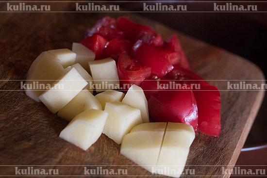 Мастава Картофель и помидор нарезать ломтиками, положить в кастрюлю.