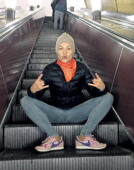 Недавно Владимир устроил любимой фотосессию в московском метро. Этот снимок подписал ласково: «Моя Елена Прекрасная....)))». Фото: Facebook.com